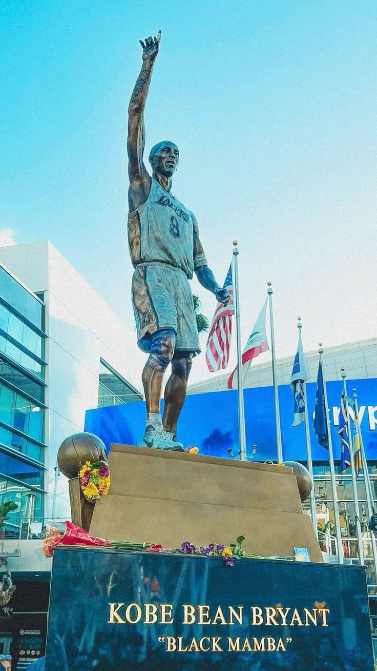 Estátua do Kobe Bryant na Crypto.com Arena